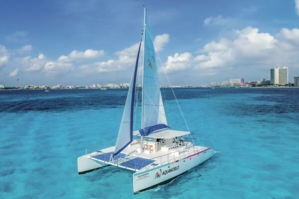 Tour a Isla Mujeres en catamarán desde Cancún