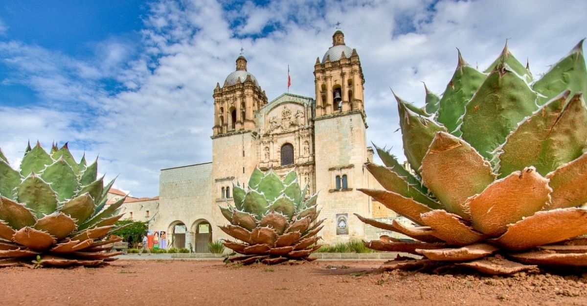 What tourist attractions, beaches, and dishes can you enjoy in Oaxaca, Mexico, in 2026?